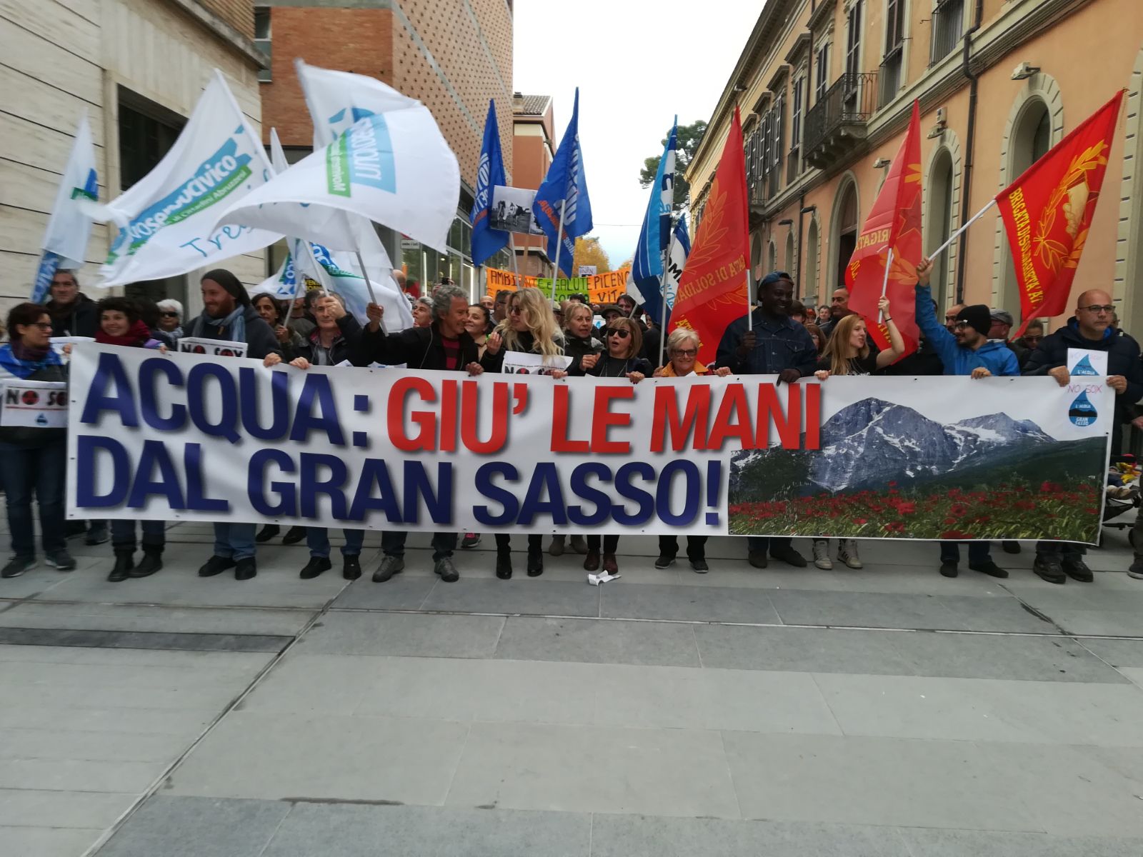 Manifestazione difesa acqua Gran Sasso Teramo 11-11-17