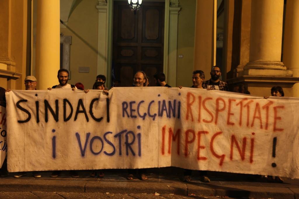 Reggio emilia striscione sindaci